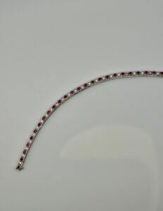 Salvini Bracciale tennis incassato su tutti i lati con rubini e diamanti taglio brillante