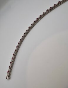 Salvini Bracciale tennis incassato su tutti i lati con rubini e diamanti taglio brillante