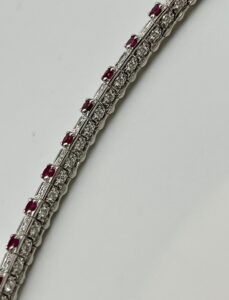Salvini Bracciale tennis incassato su tutti i lati con rubini e diamanti taglio brillante