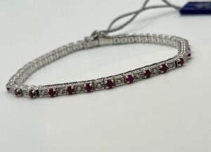 Salvini Bracciale tennis incassato su tutti i lati con rubini e diamanti taglio brillante